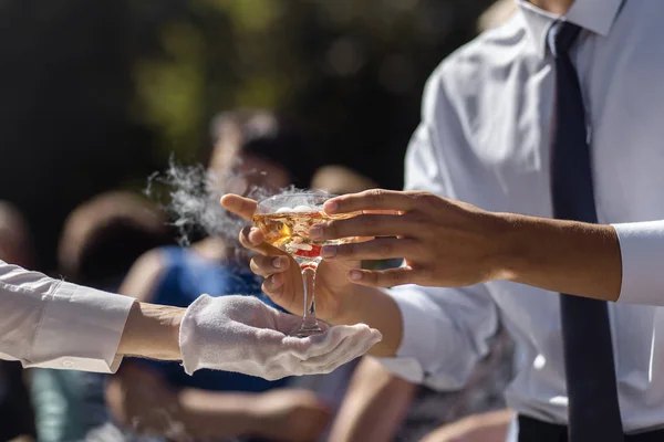Altın arka plan üzerinde şampanya bardağı. Parti ve tatil kutlama kavramı — Stok fotoğraf