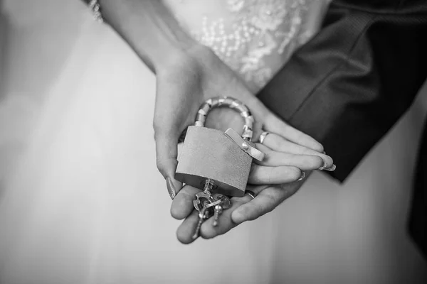 Aimez la serrure et les clés, concept d'amour et de fidélité, Les jeunes mariés accrochent le symbole de la serrure amour éternel au pont, Saint Valentin, Tradition de mariage . — Photo