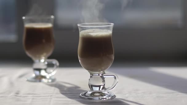Создатель Капучино Заливает Горячую Молочную Пену Эспрессо Приготовления Кофе — стоковое видео