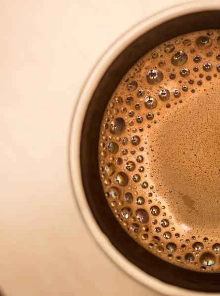 Latte-Art-Kaffee in einer Tasse auf Holztisch. — Stockfoto