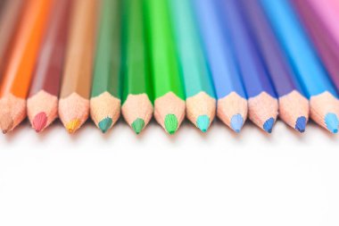 Beyaz arka plan, kopya alanı üzerinde renkli kalemler