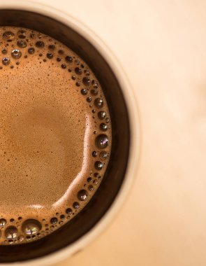 Temel lattte sanat kahve bir fincan ahşap tablo.