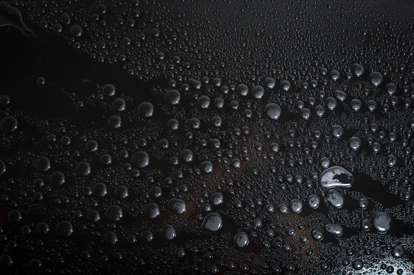 Krople wody na czarnym tle deszczu makro — Zdjęcie stockowe