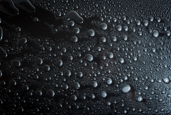 Vattendroppar på svart bakgrund regn makro — Stockfoto