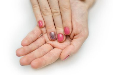 Eller kırmızı oje ile renkli uzun yapay manikürlü tırnaklar