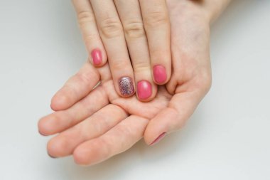 Eller kırmızı oje ile renkli uzun yapay manikürlü tırnaklar