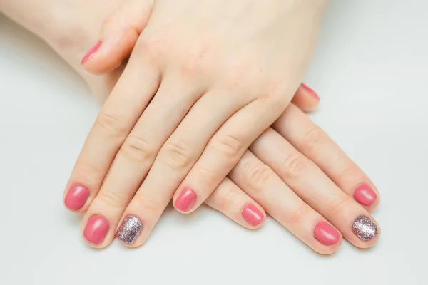 Ręce z długie sztuczne wypielęgnowane paznokcie kolorowe z czerwony lakier do paznokci — Zdjęcie stockowe
