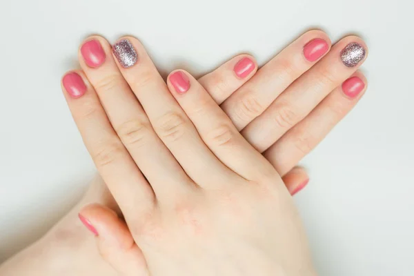 Ręce z długie sztuczne wypielęgnowane paznokcie kolorowe z czerwony lakier do paznokci — Zdjęcie stockowe