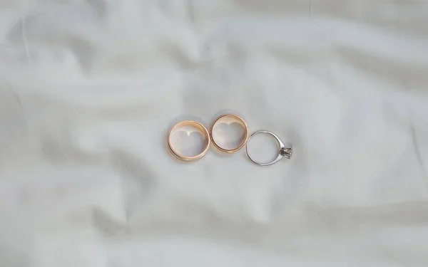 Dos anillos de boda en signo de infinito. Concepto de amor . — Foto de Stock