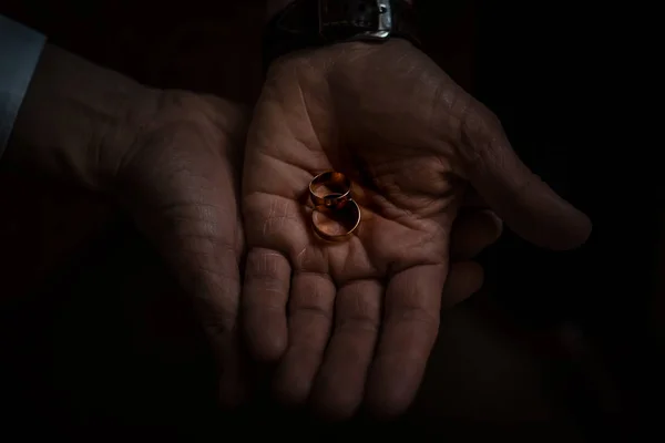 Novio celebración de anillos de boda en la palma, el novio en un traje azul, novio celebración de anillos de boda, los novios de la mano sosteniendo un anillo, anillo de boda en la mano del novio — Foto de Stock