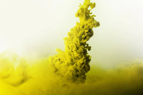 Tinta girando na água, gota de cor na água fotografada em movimento — Fotografia de Stock