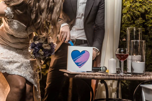 Sfondo matrimonio con lista di controllo e calendario. Mani femminili che organizzano il matrimonio, riempiendo i pianificatori su un tavolo di legno bianco con un sacco di roba da sposa tenera, vista dall'alto — Foto Stock