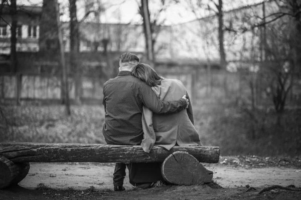 海のそばのベンチに静かに座っている二人の恋人 — ストック写真