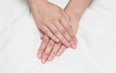 Klasik manikür kadın eller çivi güzellik