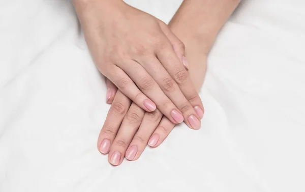 Klasik manikür kadın eller çivi güzellik