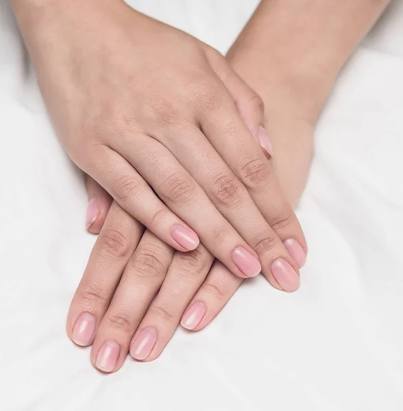 Manucure classique femme mains ongles beauté — Photo