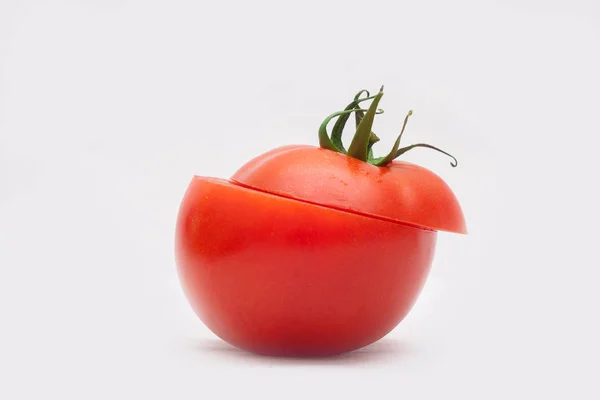 Verse tomaten op witte achtergrond. Bovenaanzicht — Stockfoto