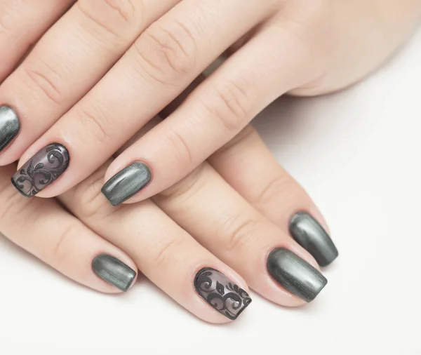 Sexy grijze manicure vrouw nagels zwart — Stockfoto