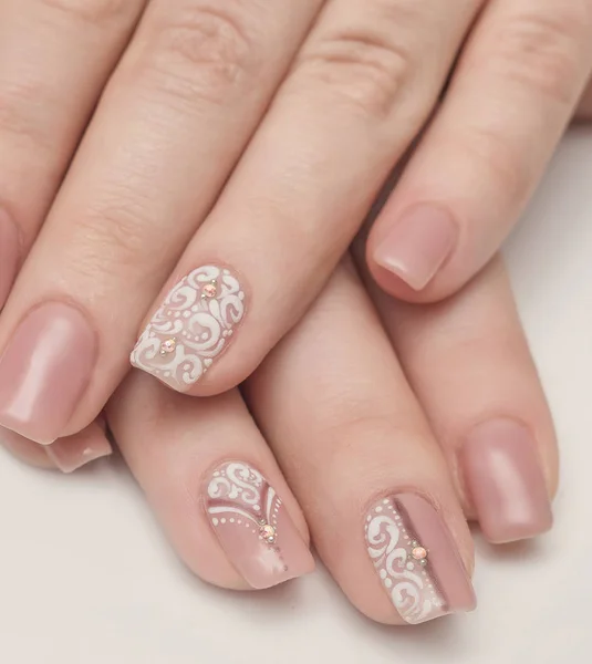 Klasyczny manicure kobieta ręce paznokcie salon piękności — Zdjęcie stockowe