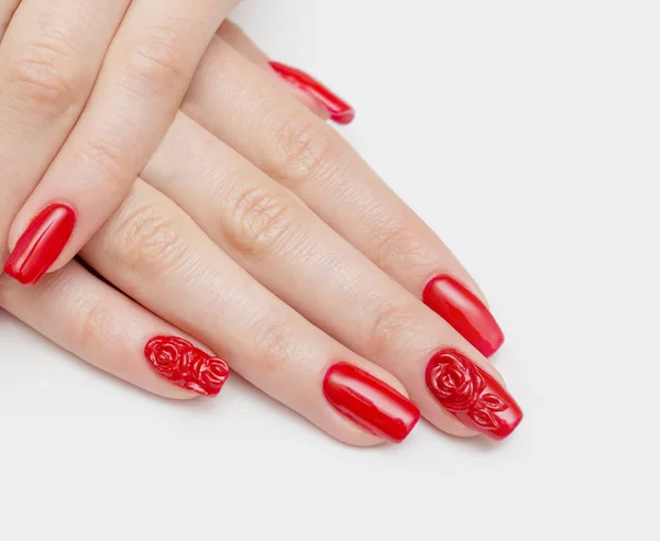 Nagels rood, manicure vrouw beautyful hand meisje — Stockfoto