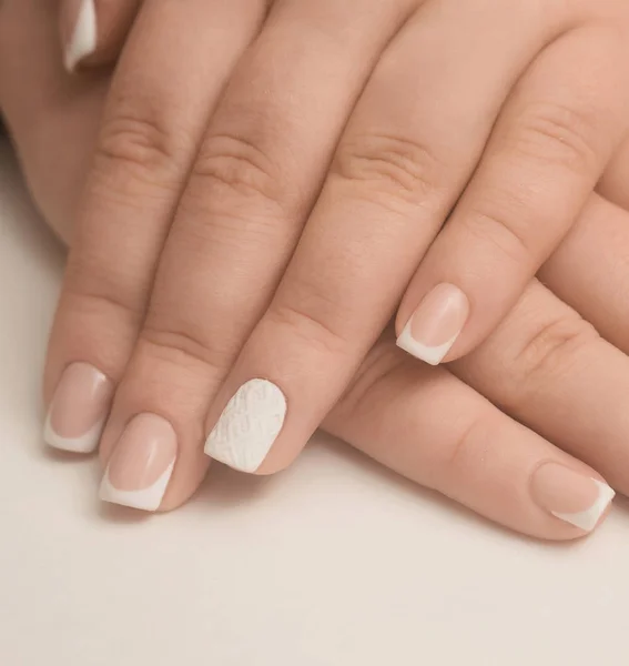 Mains de femme avec ongles soignés blanc — Photo