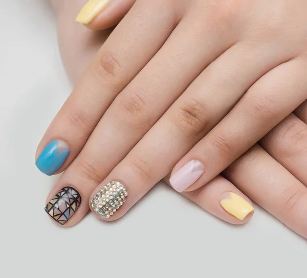 Las manos de las mujeres con un esmalte de uñas de color manicura. Aislar en blanco — Foto de Stock