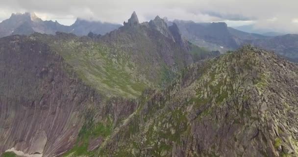 ノルウェーの山に飛ぶ — ストック動画