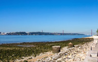 Lizbon, Portekiz 'deki Tagus nehri üzerindeki 25 Nisan Askı Köprüsü