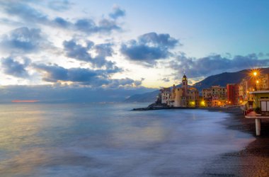 Güzel küçük Akdeniz şehir aydınlatma - Camogli (Genoa), İtalya, Avrupa seyahat ile akşam anda