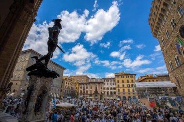 Floransa (Firenze), 28 Temmuz 2017 - Medusa Florence, Florence (Firenze), Toskana, İtalya başkanı tutan Perseus kalabalık Piazza della Signoria ve Benvenuto Cellini'nın heykeli görünümünü.