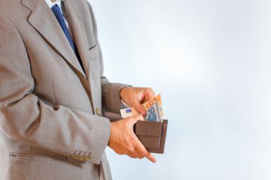Deri cüzdan para Business Man ile beyaz arka plan üzerinde eller