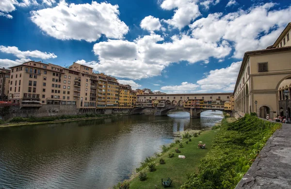 フィレンツェ Firenze 2017 イタリア トスカーナ州フィレンツェ Firenze のヴェッキオ橋のビュー — ストック写真