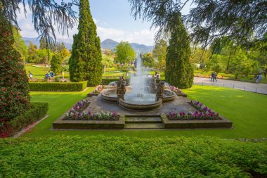 Deliğe Çeşme görünümünde Botanik Bahçesi Villa Taranto içinde Pallanza, Verbania, İtalya.;