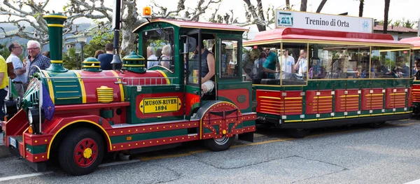 Orta San Giulio, İtalya, 25 Nisan 2018 - turist küçük tren Orta San Giulio, Pidmont, İtalya