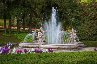 Deliğe Çeşme görünümünde Botanik Bahçesi Villa Taranto içinde Pallanza, Verbania, İtalya.