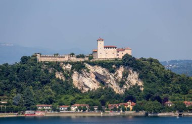 Görünüm Rocca Borromea Angera kentindeki Angera, Maggiore Gölü ', Varese, Lombardiya, İtalya.
