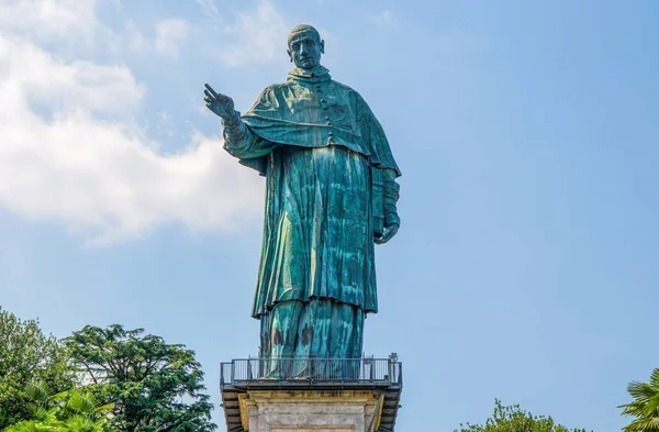 San Carlo Borromeo colossus Arona kasaba, Novara eyaletinde, Maggiore Gölü, Piedmont bölgesi, İtalya. Arona, Novara, hamlet San Carlo, San Carlo Sacro Monte üzerinde yer alan üzerinde 30 metre yüksekliğinde bir heykel oldu.