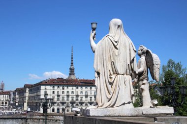 Kutsal Graal ve Mole Antonelliana alınan Gran Madre di Dio, Torino (Torino) İtalya, Avrupa ile inanç heykelinin görünümü