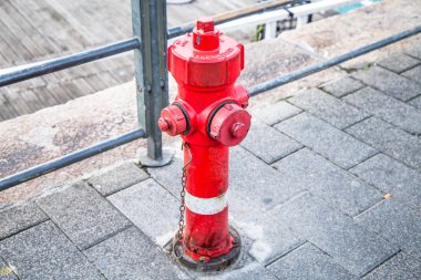 Kırmızı su alımı sokakta