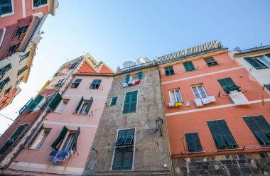 La Spezia eyaletinin, Ligurian kıyısında, İtalya evleri Vernazza, 5 Terre, Vernazza, İtalya, 31 Temmuz 2017 - tipik renkli.