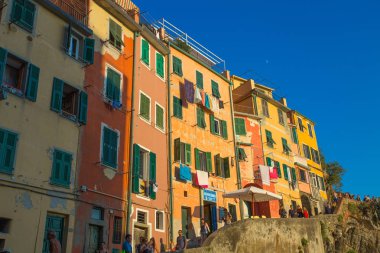 Riomaggiore, İtalya, 31 Temmuz 2017 - tipik evleri Riomaggiore batımında, 5 Terre, La Spezia eyaletinin, Ligurian kıyısında, İtalya renkli.