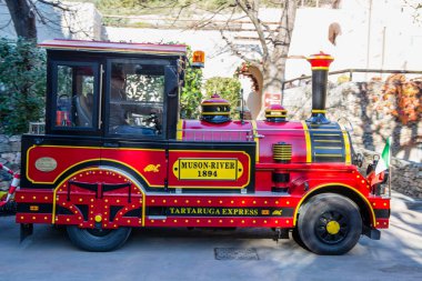 Finale Ligure, İtalya - 9 Aralık 2016 - turistik tren sahte eski stil lokomotif