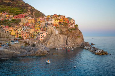 Manarola, İtalya, 31 Temmuz 2017 - görünüm Manarola gün batımında, 5 Terre, La Spezia eyaletinin, Ligurian kıyısında, İtalya.