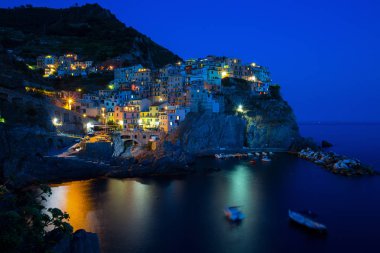 Manarola, İtalya, 31 Temmuz 2017 - görünüm Manarola gece 5 Terre, La Spezia eyaletinin, Ligurian kıyısında, İtalya.