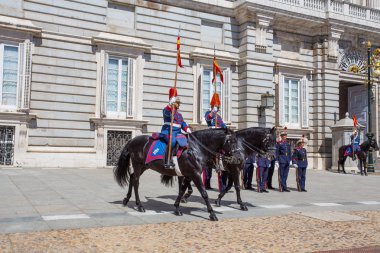 Madrid, İspanya - 25 Haziran 2016: nöbet değiştirme. Royal Palace of Madrid resmi rezidanstır İspanyolca Kraliyet ailesi, Madrid, İspanya
