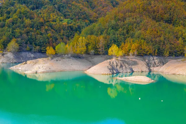 Озеро Рефлексы Зеленой Воде Осенью Красочными Деревьями — стоковое фото