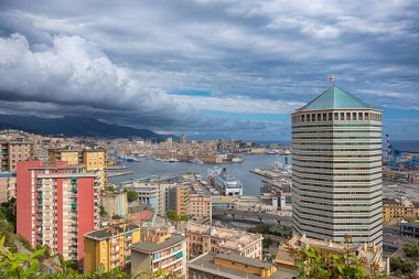 Genoa (Genova), 10 Ağustos 2017 - Cenova Limanı manzara. Şehrin tepelerinde limandan geniş görünümünü