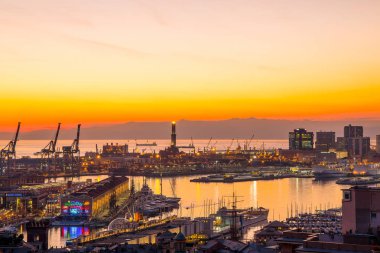 Genoa (Genova), İtalya, 28 Aralık 2016: Cenova, İtalya, şehrin Lanterna (fener) sembolü ile liman kenti gün batımı görünümü.