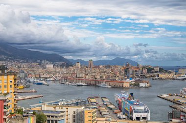 Genoa (Genova), 10 Ağustos 2017 - Cenova Limanı manzara. Şehrin tepelerinde limandan geniş görünümünü