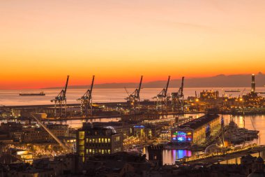 Genoa (Genova), İtalya, 28 Aralık 2016: Cenova, İtalya, şehrin Lanterna (fener) sembolü ile liman kenti gün batımı görünümü.